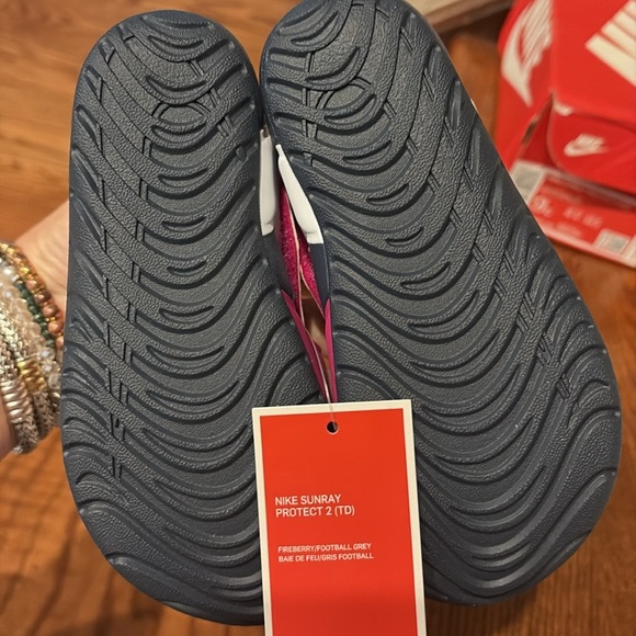 Nike toddler girl Sunray Protect 2 Sandals - Pink fuchsia
NWT and box size 9C - Picture 5 of 10
